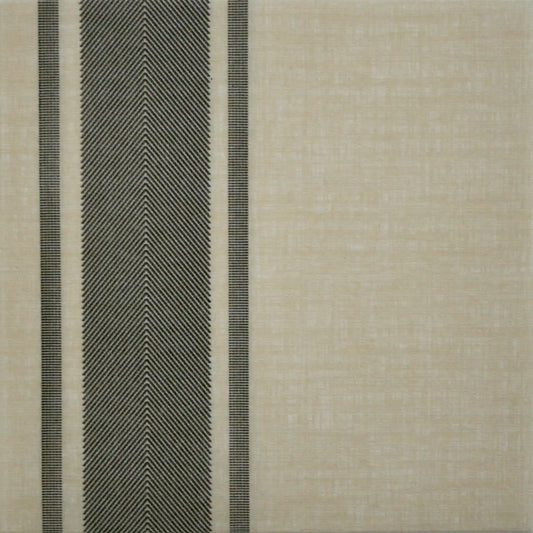 Detailansicht einer flachliegenden, beigen Airlaid-Serviette mit elegantem grauen Streifenmuster, 1/4-Falz