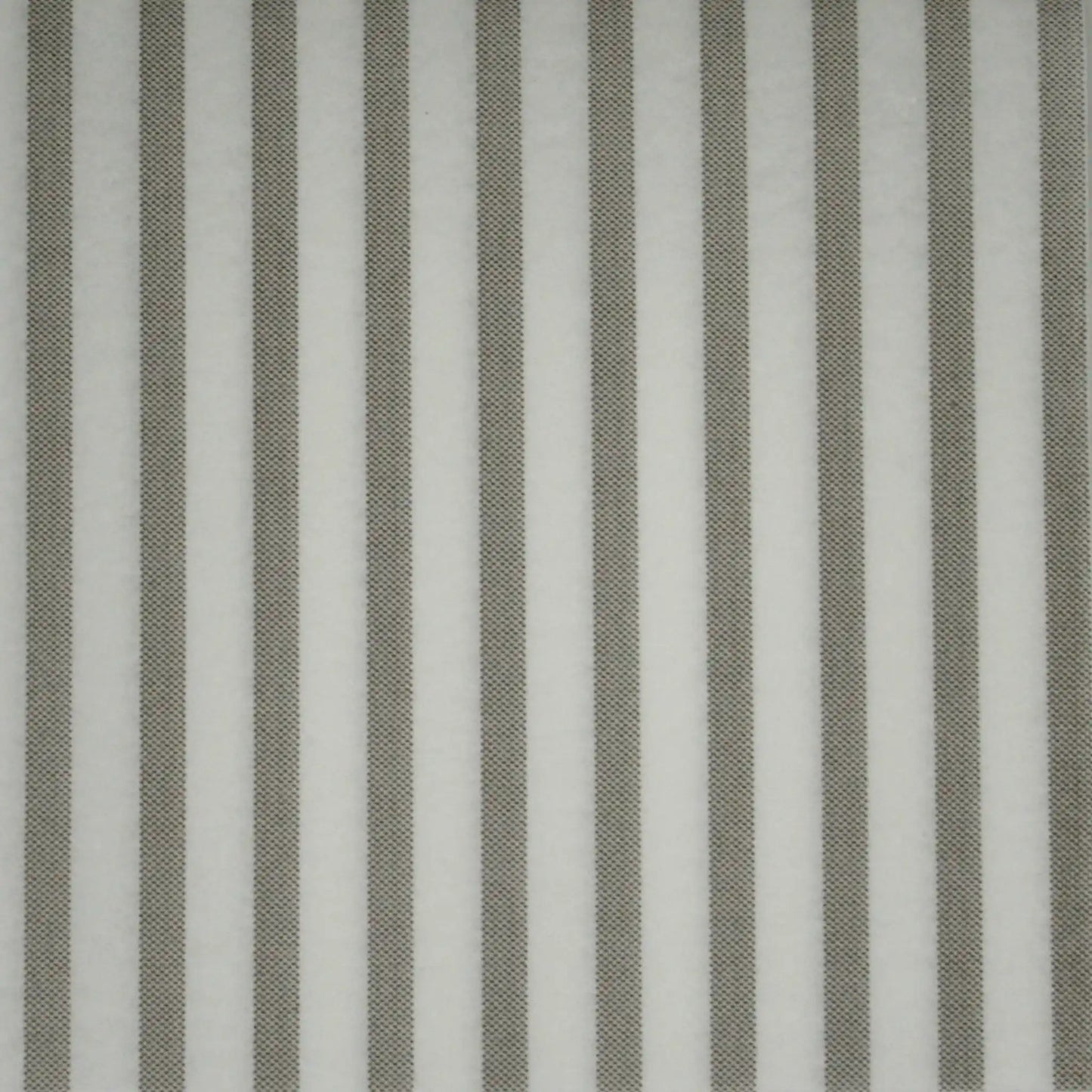 Detailansicht einer flachliegenden, braun-weiß gestreiften Airlaid-Serviette, 1/4-Falz