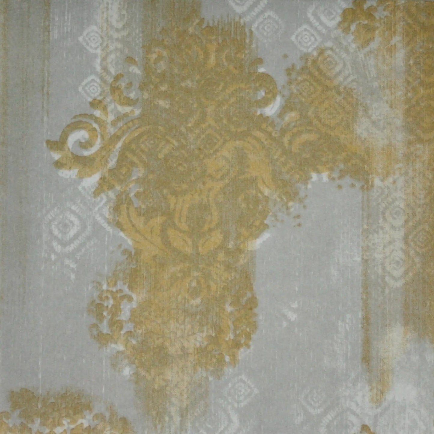 Detailansicht einer flachliegenden, gold-grauen Airlaid-Serviette mit barockem Vintage-Muster, 1/4-Falz