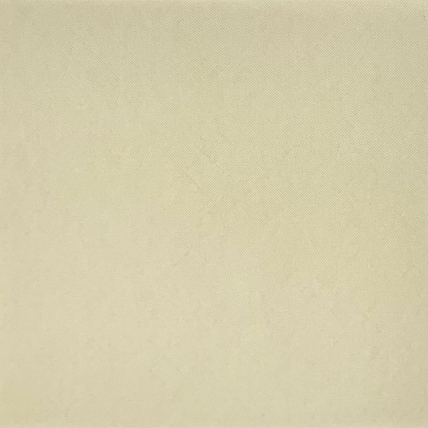 Detailansicht einer flachliegenden, sandfarben melierten Airlaid-Serviette mit stoffähnlicher Struktur, 1/4-Falz