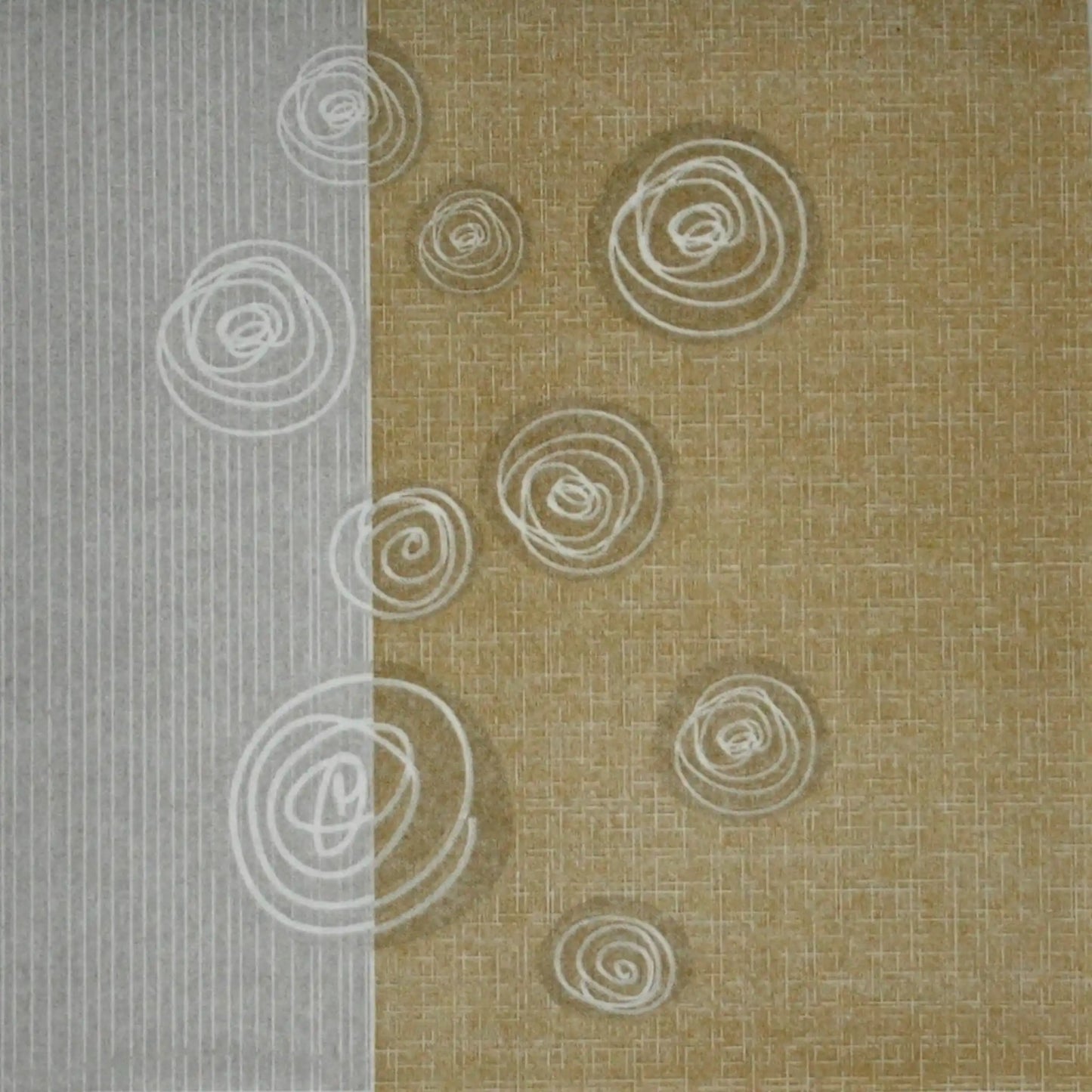 Detailansicht einer flachliegenden, modernen Airlaid-Serviette in Ocker und Grau mit verspielten weißen Kringeln, 1/4-Falz