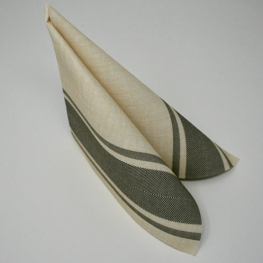 Hochwertige beige Airlaid-Serviette mit elegantem grauen Streifenmuster, stehend zum Dreieck gefaltet für die Tischdekoration