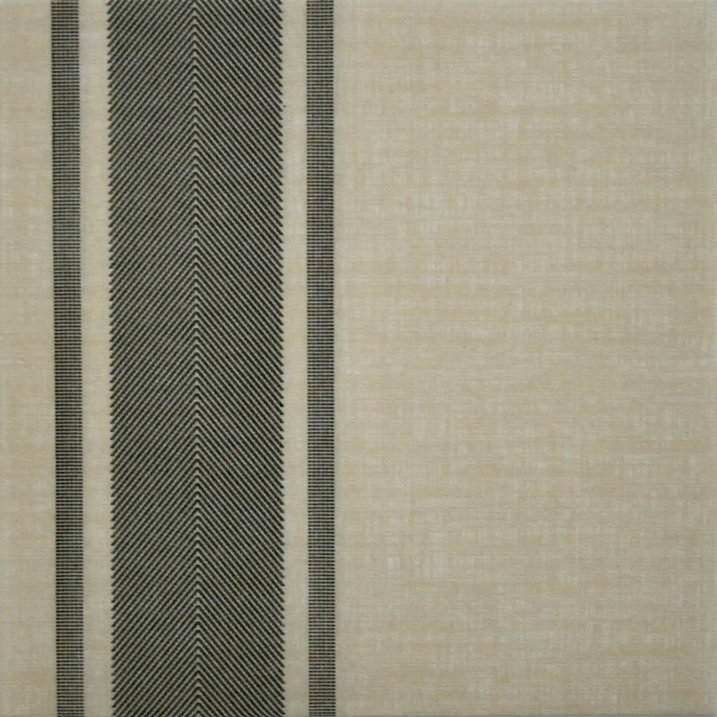 Detailansicht einer flachliegenden,  beigen Airlaid-Serviette mit elegantem grauen Streifenmuster, 1/4-Falz