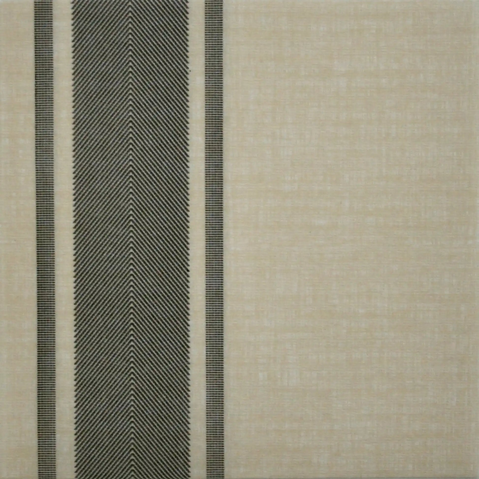 Detailansicht einer flachliegenden,  beigen Airlaid-Serviette mit elegantem grauen Streifenmuster, 1/4-Falz