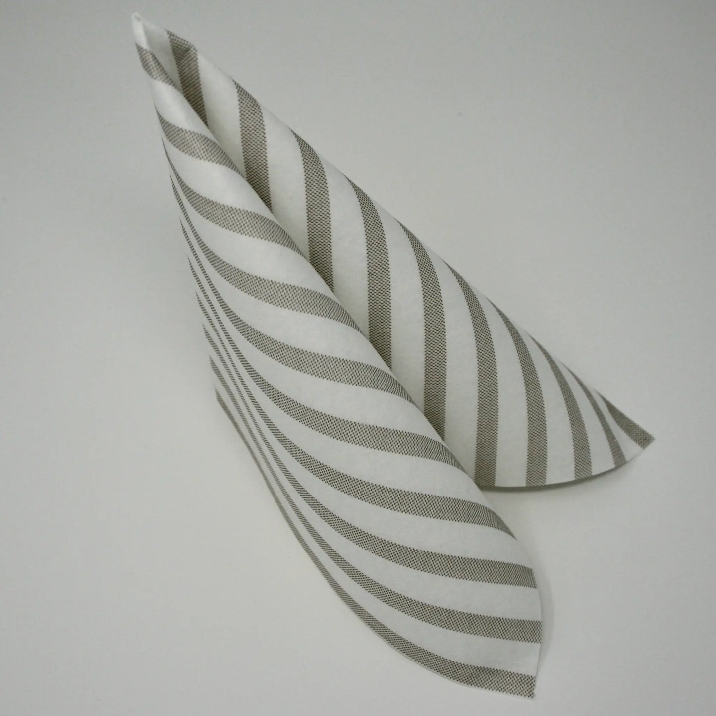Elegante Airlaid-Serviette mit braun-weißem Streifen-Muster, stehend zum Dreieck gefaltet für die Tischdekoration