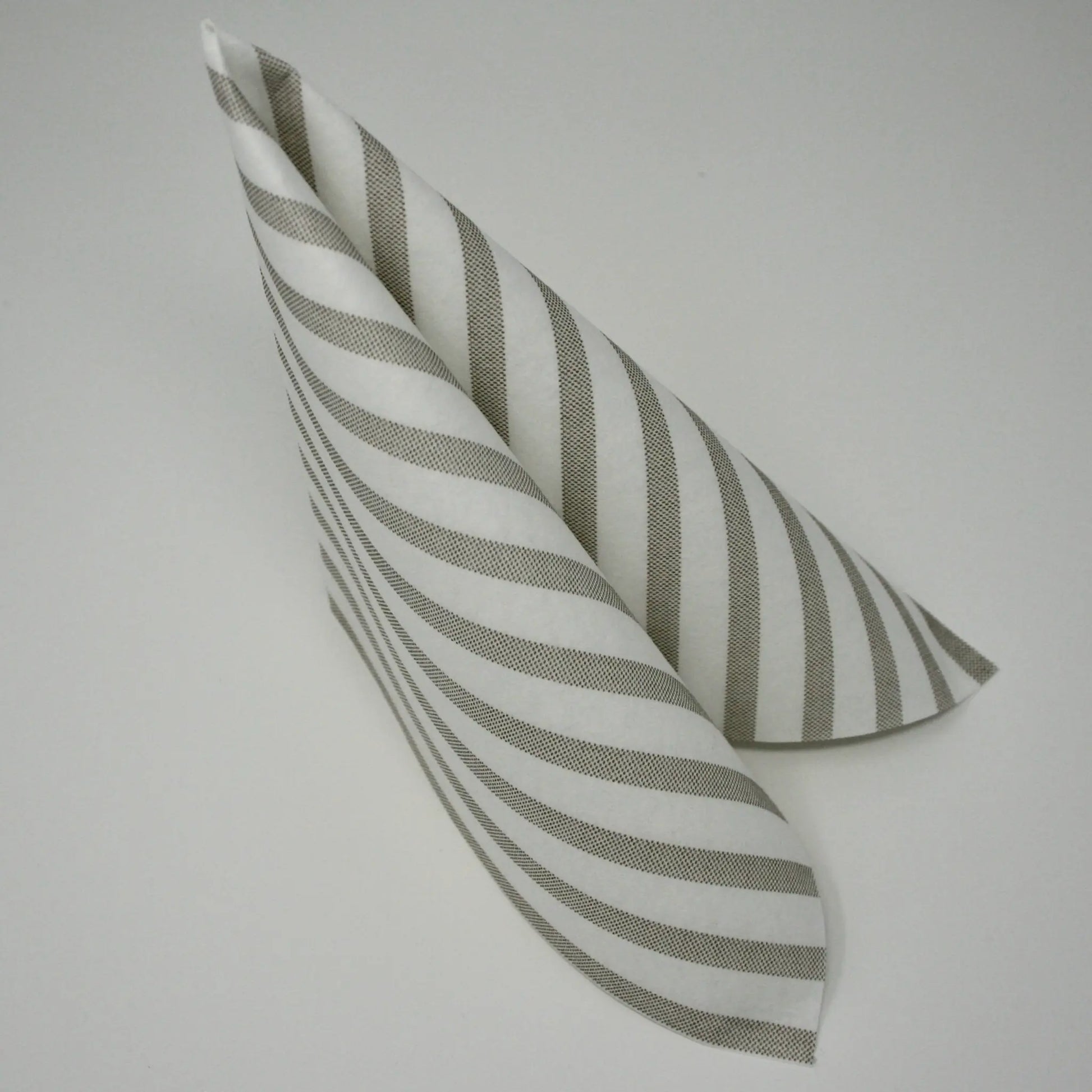 Elegante Airlaid-Serviette mit braun-weißem Streifen-Muster, stehend zum Dreieck gefaltet für die Tischdekoration