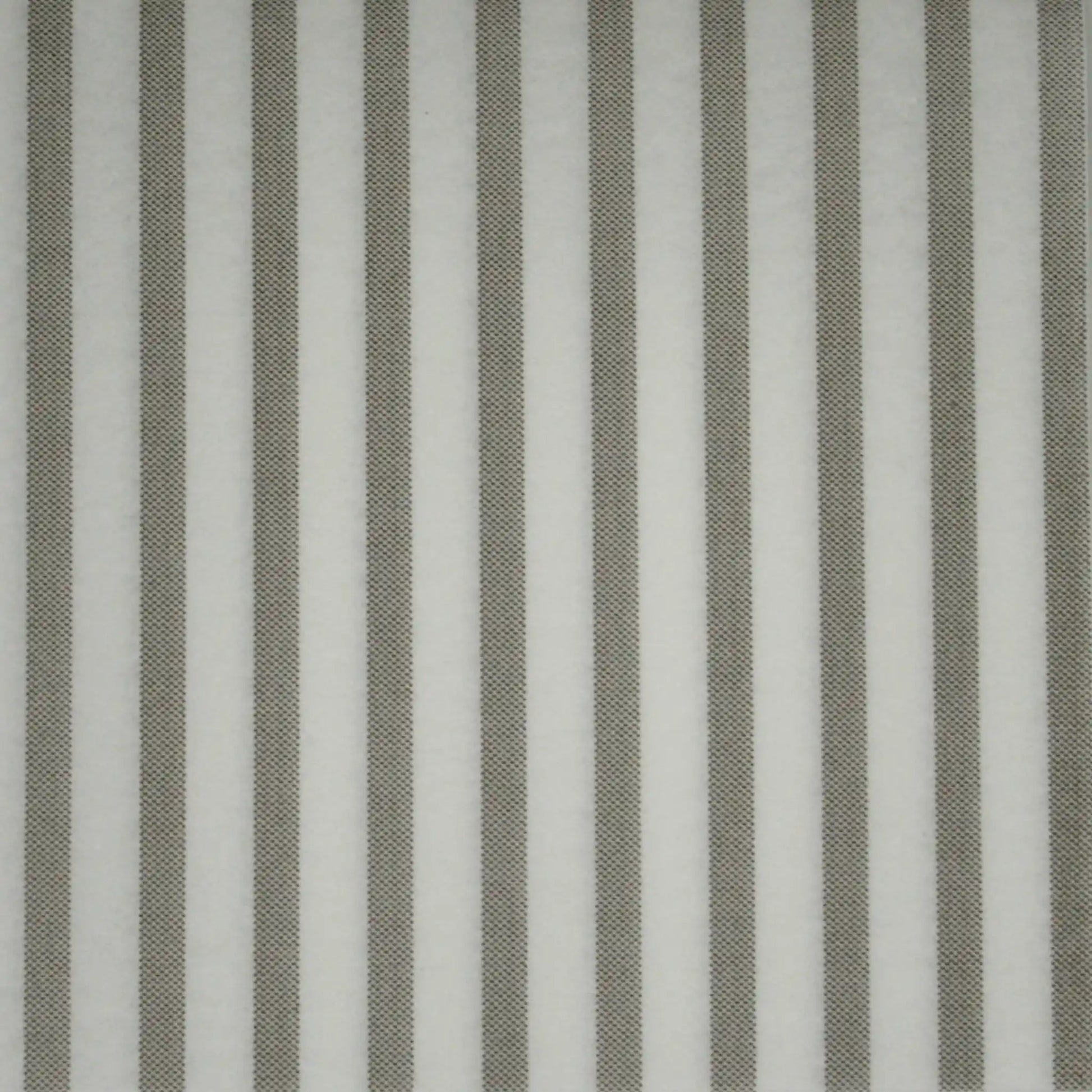 Detailansicht einer flachliegenden, braun-weiß gestreiften Airlaid-Serviette, 1/4-Falz