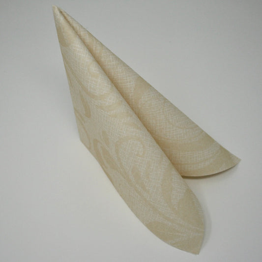 Romantische Airlaid-Serviette mit klassischem Ranken-Muster in Creme und Beige, stehend zum Dreieck gefaltet für die Tischdekoration