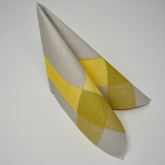 Moderne Airlaid-Serviette mit großflächigem Karo-Muster in Gelb und Grau, stehend zum Dreieck gefaltet für eine frische  Tischdekoration