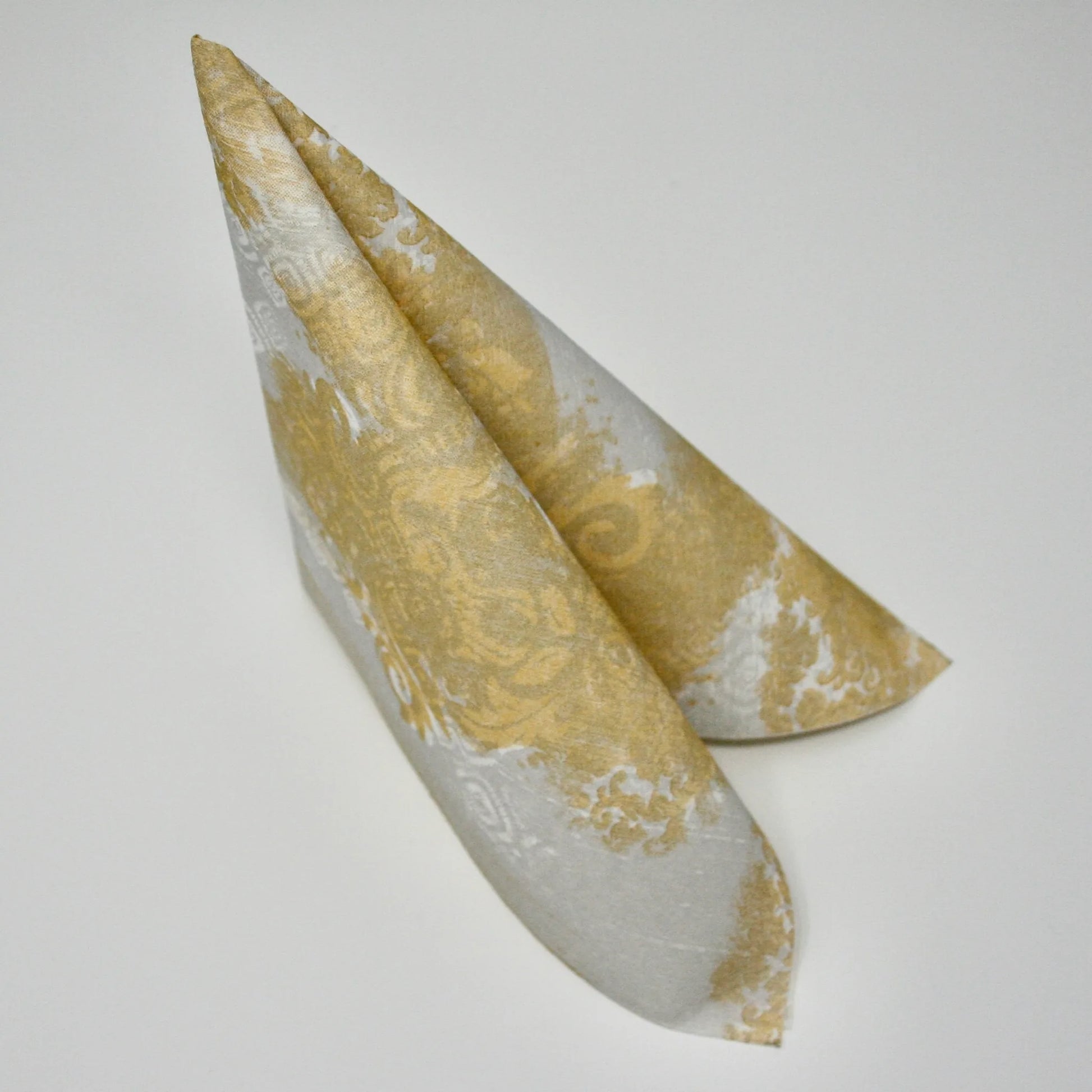 Edle gold-graue Airlaid-Serviette mit barockem Vintage-Muster, stehend zum Dreieck gefaltet für die Tischdekoration