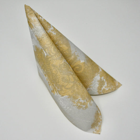 Edle gold-graue Airlaid-Serviette mit barockem Vintage-Muster, stehend zum Dreieck gefaltet für die Tischdekoration