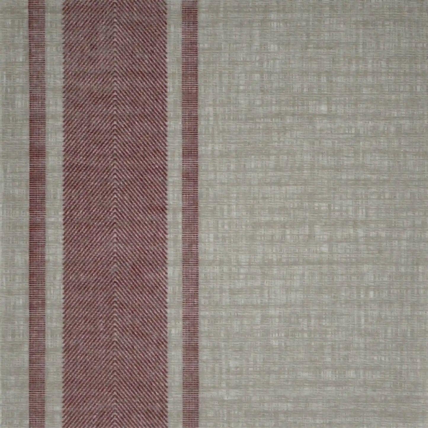 Detailansicht einer flachliegenden,  grauen Airlaid-Serviette in Leinen-Optik mit elegantem weinroten Streifenmuster, 1/4-Falz