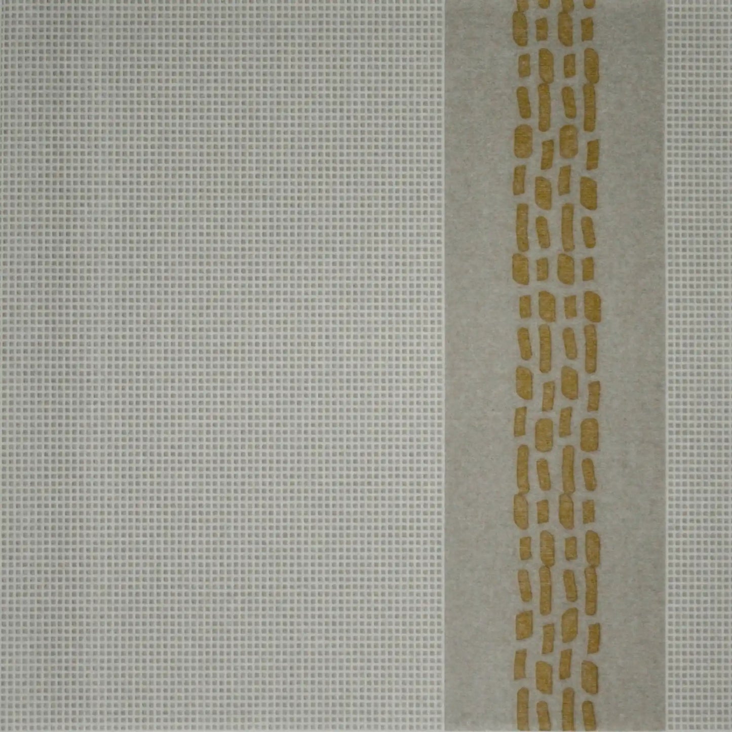 Detailansicht einer flachliegenden,  abstrakt gemusterten Airlaid-Serviette in Greige, Taupe und Ocker, 1/4-Falz