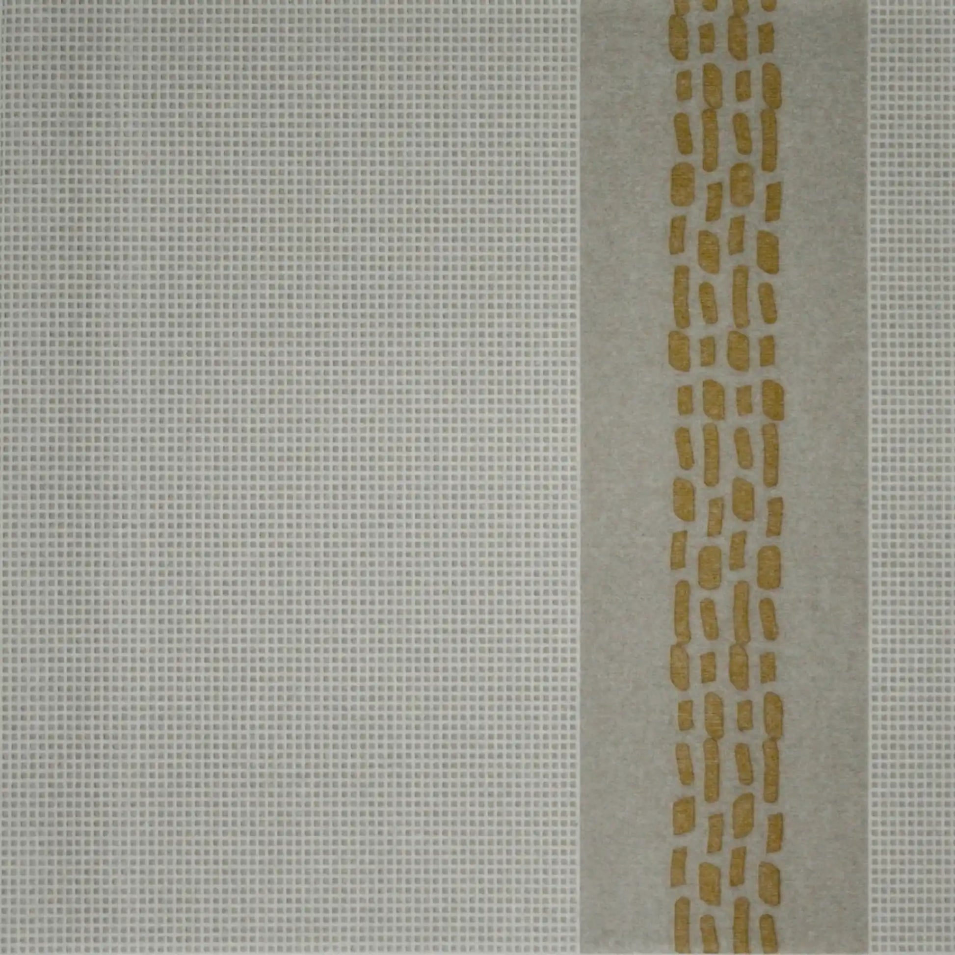 Detailansicht einer flachliegenden,  abstrakt gemusterten Airlaid-Serviette in Greige, Taupe und Ocker, 1/4-Falz