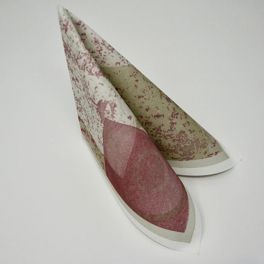 Moderne Airlaid-Serviette mit künstlerischem Muster in Beere, Taupe und Olivgrün, stehend zum Dreieck gefaltet für die Tischdekoration