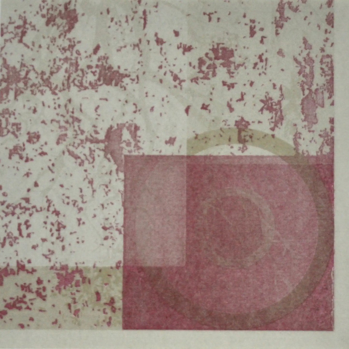 Detailansicht einer flachliegenden, modernen Airlaid-Serviette mit geometrischem Muster aus Quadrat und Kreis in Beere, Taupe und Olivgrün, 1/4-Falz