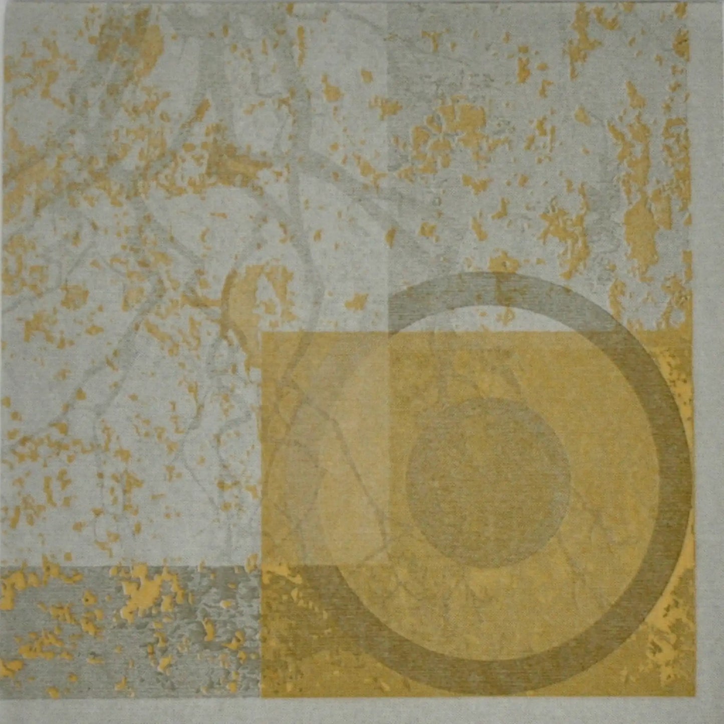 Detailansicht einer flachliegenden, modernen Airlaid-Serviette mit geometrischem Muster aus Quadrat und Kreis in Taupe, Gold und Grau, 1/4-Falz