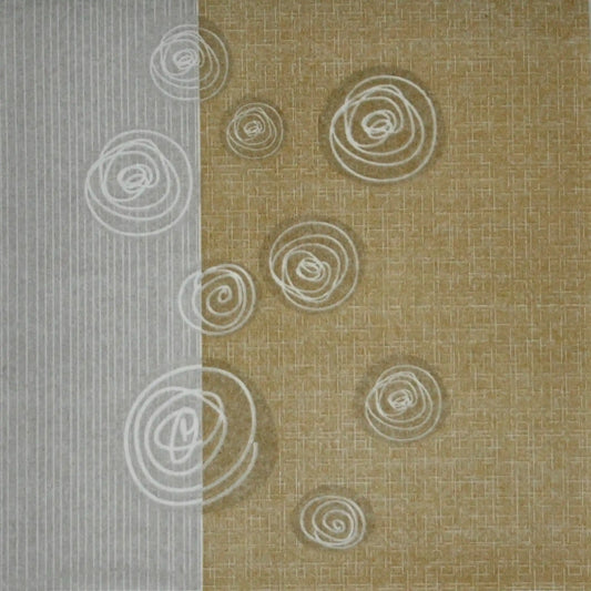 Detailansicht einer flachliegenden, modernen Airlaid-Serviette in Ocker und Grau mit verspielten weißen Kringeln, 1/4-Falz